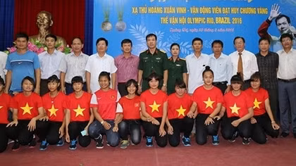 Xạ thủ Hoàng Xuân Vinh cùng vợ vinh quy bái tổ