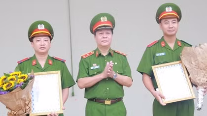 Trao thư khen của Chủ tịch nước cho cán bộ Học viện CSND 