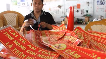 Ủy ban ATGT QG lên tiếng về quy định dán khẩu hiệu “Tính mạng con người là trên hết” 