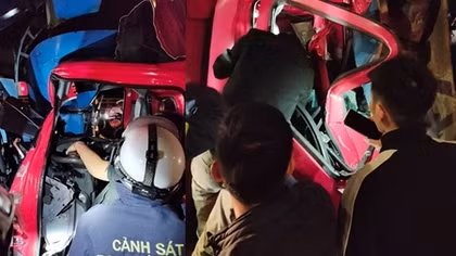 Cưa cabin cứu tài xế mắc kẹt sau TNGT