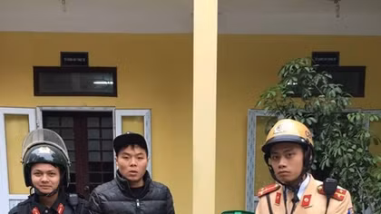 Thanh niên điều khiển xe SH không đội MBH, tàng trữ chất gây nghiện