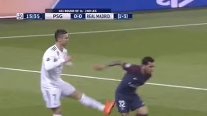 Ronaldo chơi xấu, bỏ bóng đá người