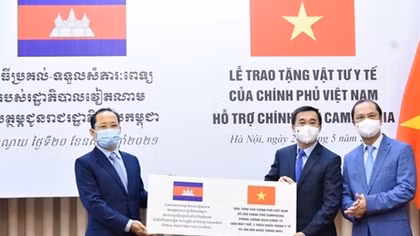Việt Nam tặng Campuchia 800 máy thở ứng phó với dịch COVID-19