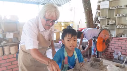 Nghệ nhân người Pháp truyền dạy nghề làm gốm Raku cho trẻ khuyết tật