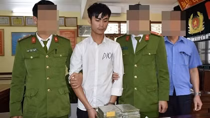 Công an Ninh Bình bắt đối tượng vận chuyển 12 bánh heroin