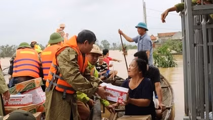 Công an Quảng Bình gồng mình cùng dân chống lũ