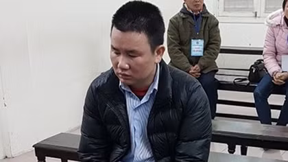 13 năm tù cho kẻ khống chế bệnh nhân và đâm trọng thương Công an