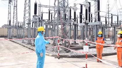 Thợ điện trong tâm dịch COVID-19