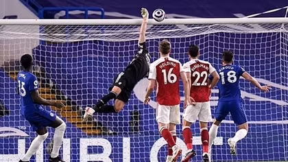 Thua sốc Arsenal, Chelsea làm nóng cuộc đua vào top 4