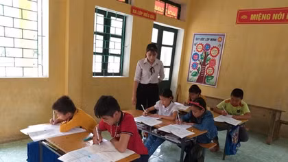 Nữ giáo viên "cắm bản" nơi rốn lũ đi qua