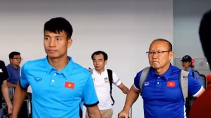 Đội tuyển Việt Nam có mặt tại Vientiane, làm quen với sân tập