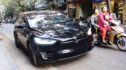 Chiếc SUV "siêu hiếm" bất ngờ dạo phố tại Hà Nội