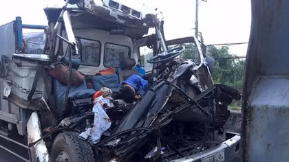 Tông vào xe tải đang dừng trên đường, 2 người tử vong trong cabin