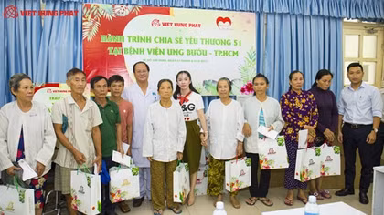 Những món quà nhỏ làm ấm lòng bệnh nhân ung thư