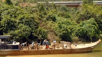 Kè chống sạt lở khẩn cấp thi công kiểu “rùa bò”