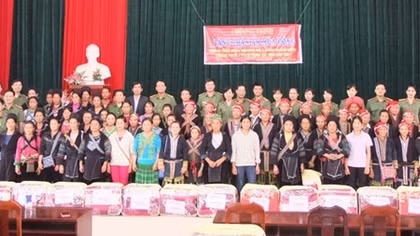 Hội Phụ nữ Bộ Công an tặng quà cho các gia đình bị thiệt hại sau cơn bão số 2