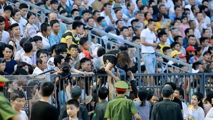“Vỡ sân” và những chuyện bi hài của V.League