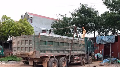 CSGT Bắc Giang xử lý quyết liệt chở quá tải, quá khổ