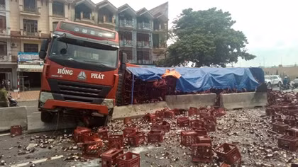 Xe đầu kéo đâm dải phân cách, ngàn chai bia phủ kín đường
