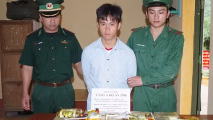Bắt quả tang nhanh niên "xách" 10 kg ma túy đá từ Lào
