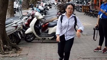Sĩ tử hớt hải vào trường thi