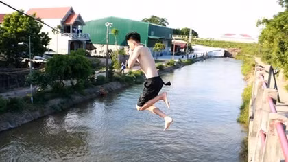 Trai làng mạo hiểm bơi giải nhiệt trên kênh thuỷ lợi