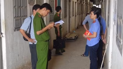 Điều tra vụ vợ chết, chồng bị thương trong phòng trọ