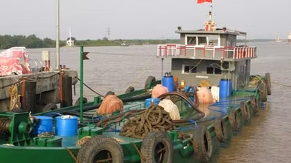 Tạm giữ tàu vận chuyển 40.000 lít xăng không giấy tờ