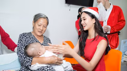 Hoa hậu Tiểu Vy mang Giáng sinh sớm đến bệnh nhi, trẻ em nghèo 