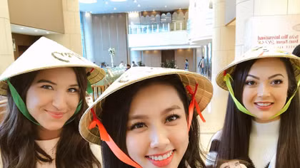Thuỳ Tiên gây ấn tượng với nón lá tại Miss International 2018