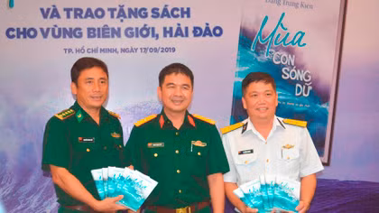  “Mùa con sóng dữ” – cuốn sách dung dị về biển đảo Tổ quốc