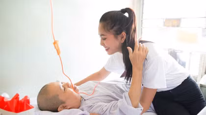 Hoa hậu Tiểu Vy mang quà 8-3 đến các nữ bệnh nhân ung thư 