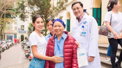 Hoa hậu Tiểu Vy tặng quà cho bệnh nhân ung thư tại Bệnh viện K