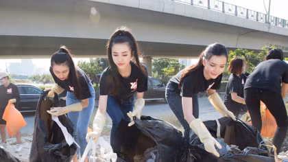 Dàn Hoa hậu Việt Nam dọn rác dưới trời nắng gắt