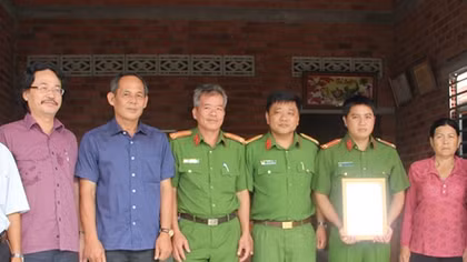 Trao hai căn nhà nghĩa tình đồng đội cho cán bộ nghèo