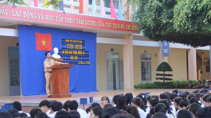 Nâng cao pháp luật về TTATGT cho hơn 1.300 học sinh