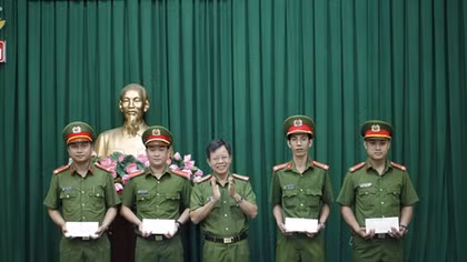 Công an TP Hồ Chí Minh trao tiền hỗ trợ cán bộ bị thương khi làm nhiệm vụ