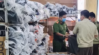 Phát hiện cơ sở nghi bán hơn 1500 đôi giày thể thao giả nhãn hiệu