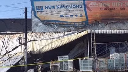 Cháy lớn cửa hàng điện máy, 3 người nguy kịch