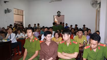 Gia đình nạn nhân bức xúc vì hoãn phiên tòa xét xử vụ giết người, đốt xác