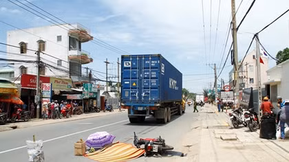 Người đàn ông bị xe container cán tử vong