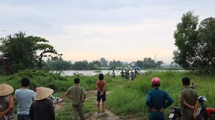 Thi thể người đàn ông đội mũ bảo hiểm trôi trên sông Sài Gòn