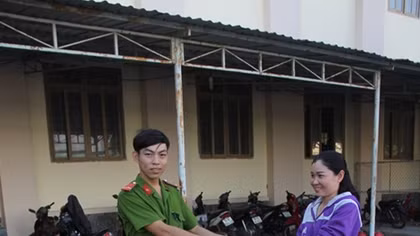 Người phụ nữ vui mừng nhận xe máy bị mất cắp