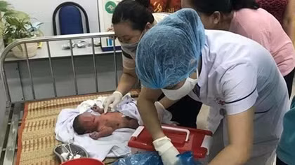 Kịp thời cứu sống bé sơ sinh bị bỏ rơi ở bãi cỏ hoang