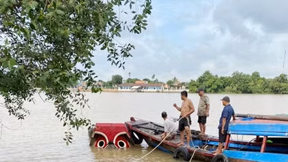 Trục vớt vật chứng vụ “cát tặc” làm cán bộ Công an hy sinh