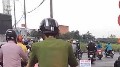 Điều tra hai người mặc cảnh phục chạy xe máy trùng biển số “siêu đẹp”