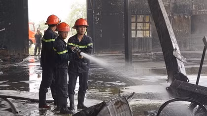 Xưởng gỗ bốc cháy, hàng trăm công nhân bỏ chạy thoát thân