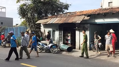 Dùng súng nhựa xông vào nhà cô gái cướp dây chuyền vàng