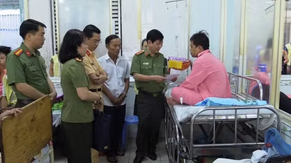 Thứ trưởng Nguyễn Văn Sơn thăm hỏi, động viên các chiến sĩ Công an bị thương
