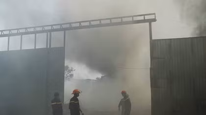Cháy lớn vựa phế liệu hơn 1000m2 ở khu dân cư